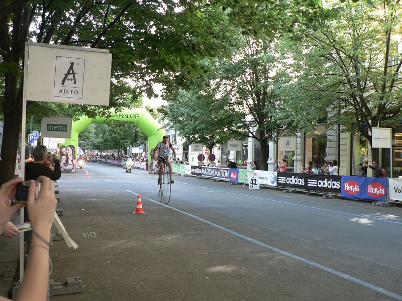 Maraton09 038.jpg - Před závodníky již tradičně jede historický velocipéd .